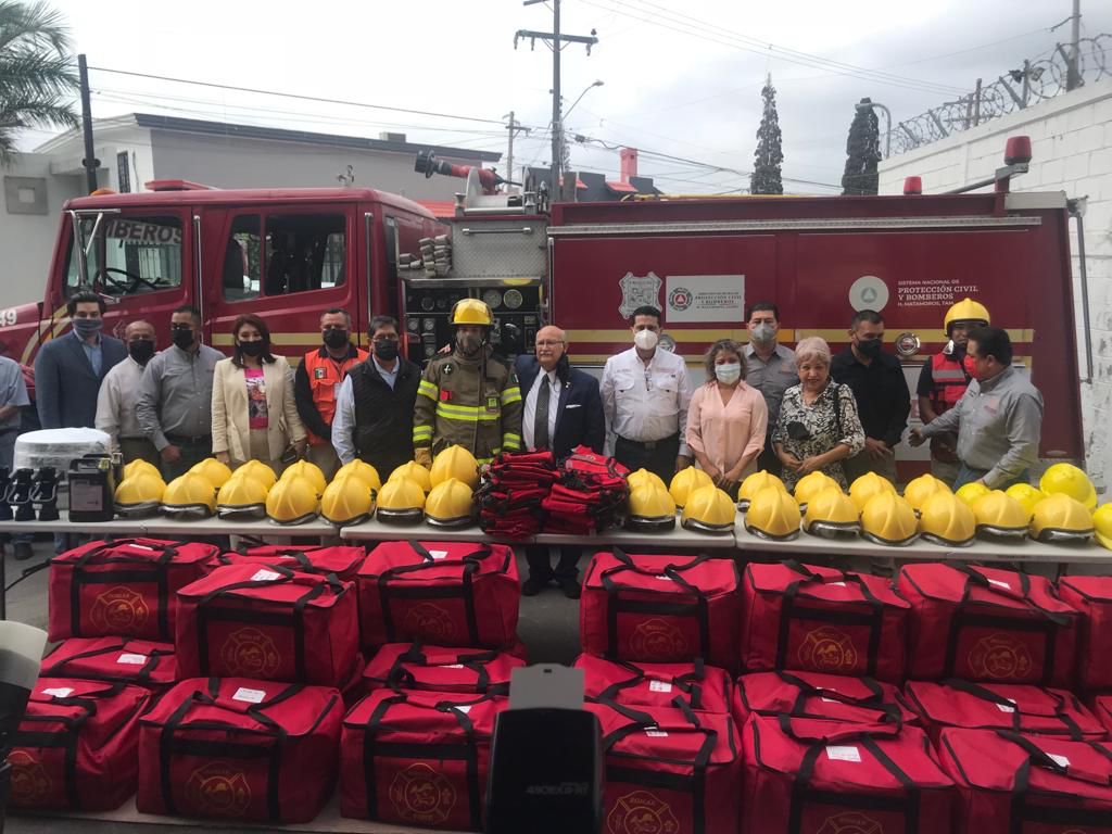 Histórico: entregan equipos nuevos a los bomberos y Protección Civil