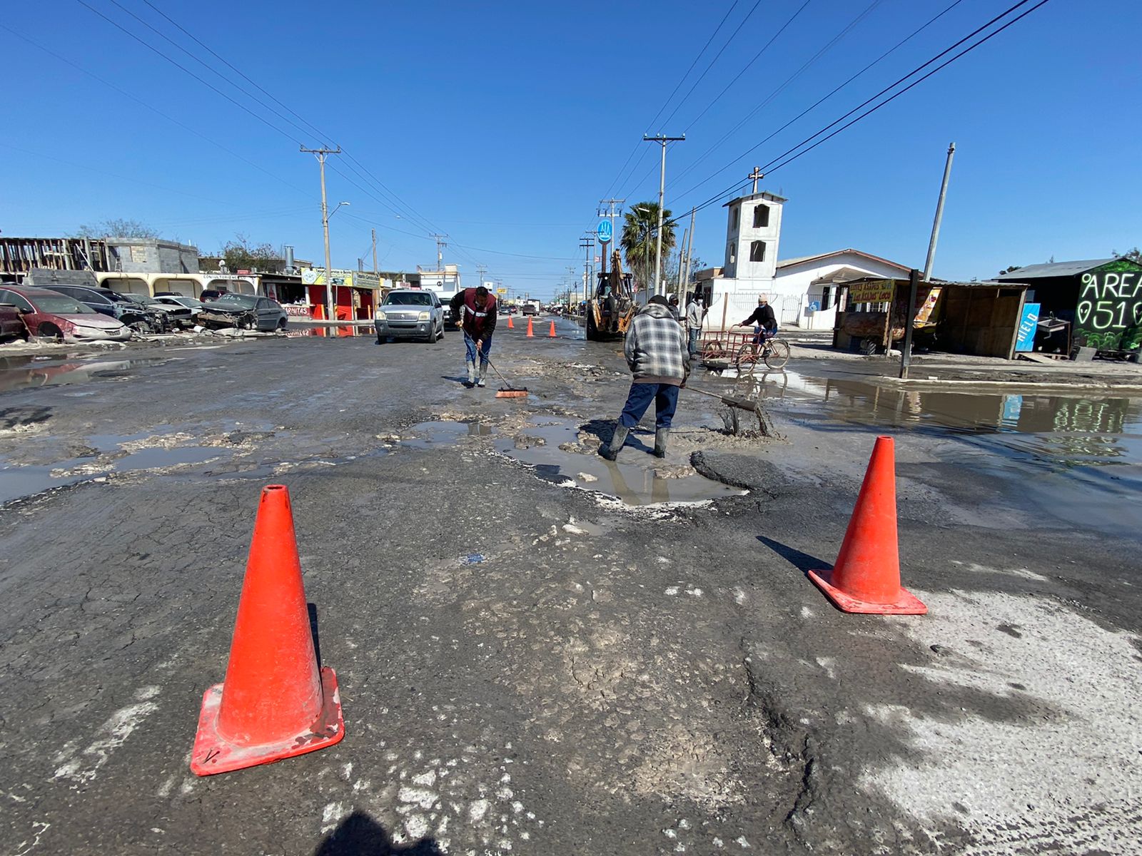 Inician bacheo en la avenida Benito Juárez de colonia Manuel Cavazos Lerma