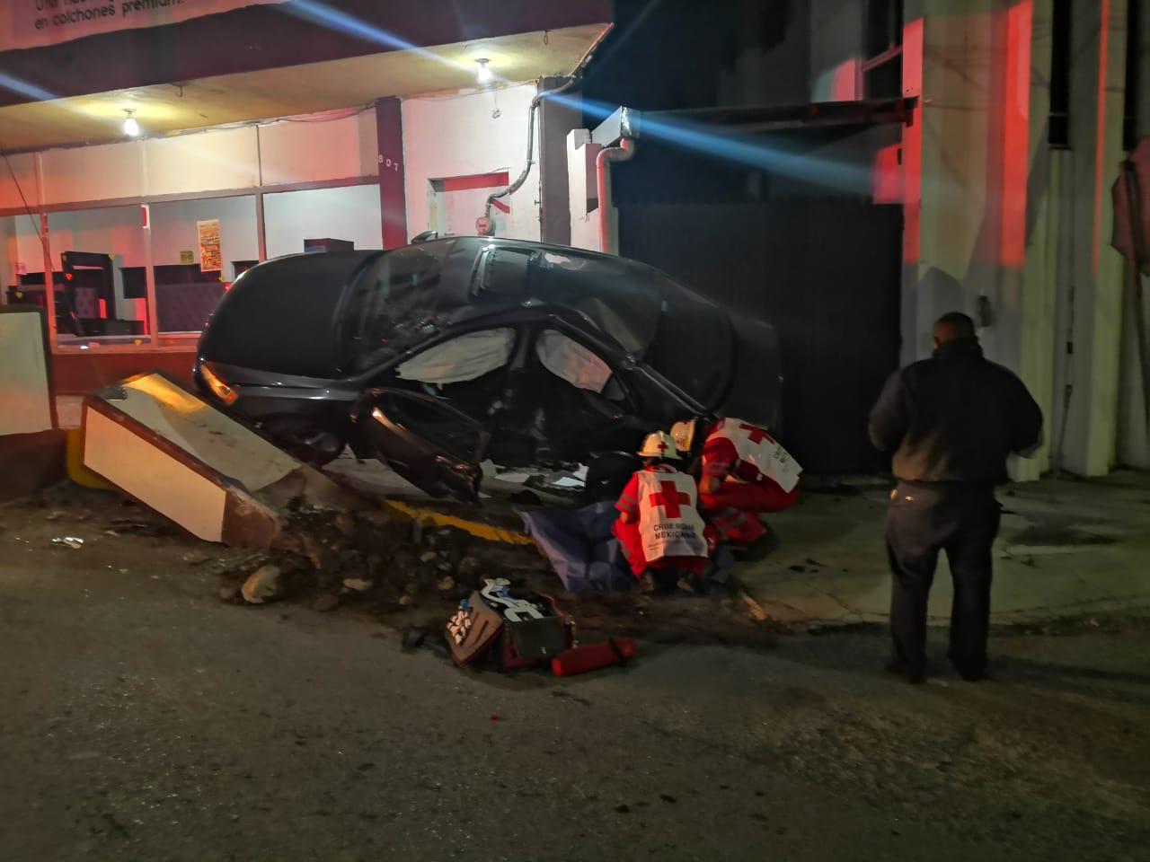 Muere hombre tras estrellarse con muro en centro de Ciudad Victoria 