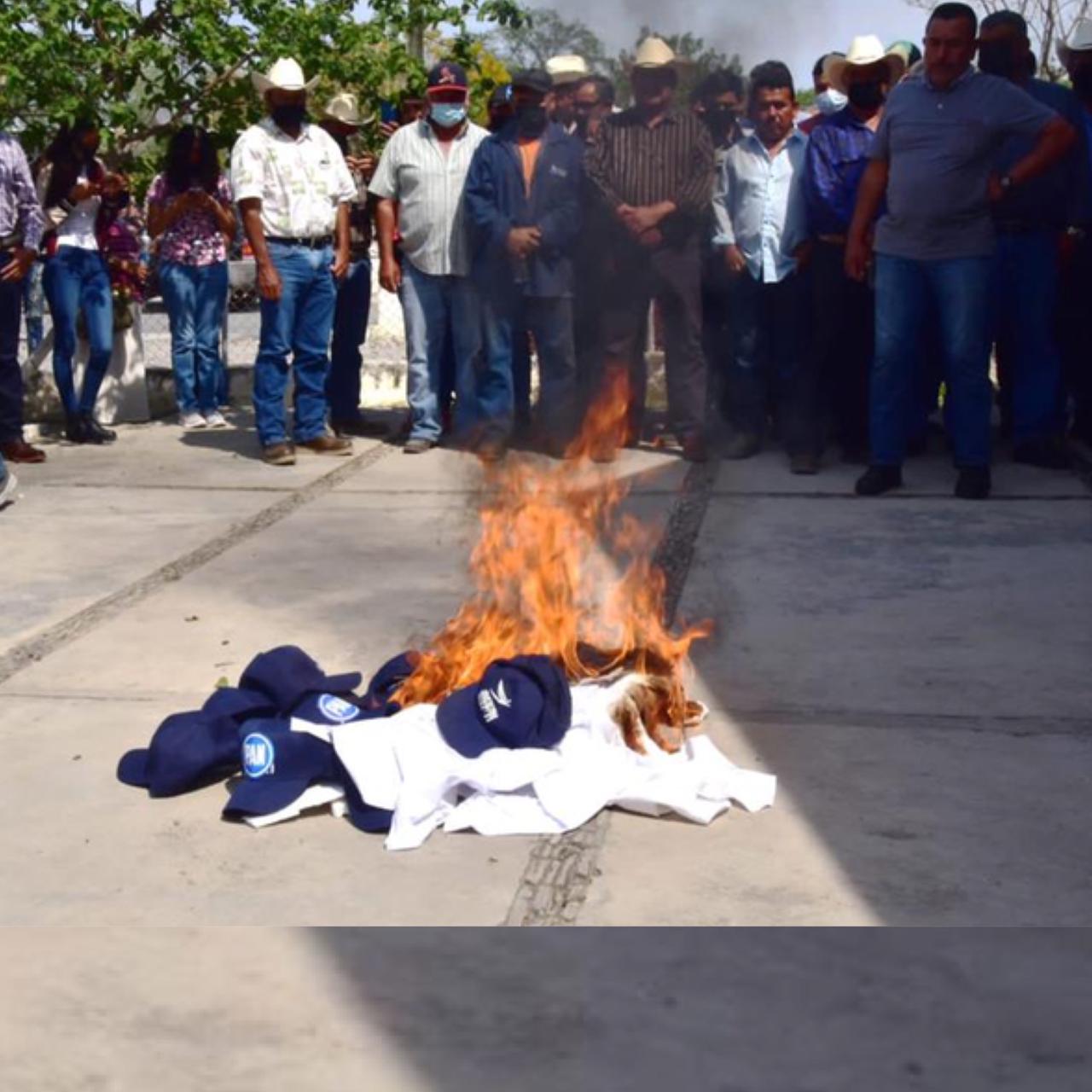 Renuncian al PAN y van a Morena