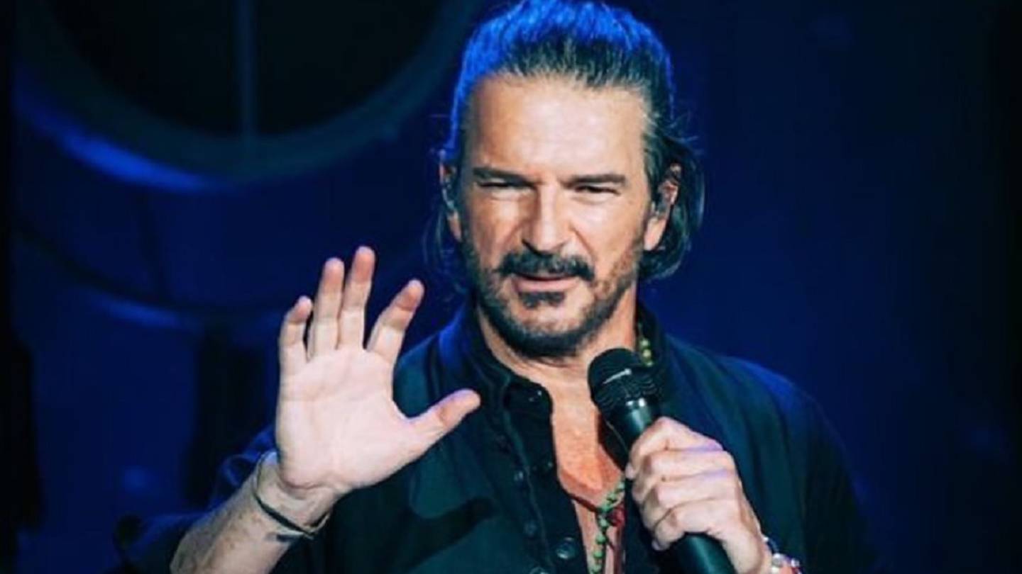 Fan se «desnuda» en concierto de Arjona