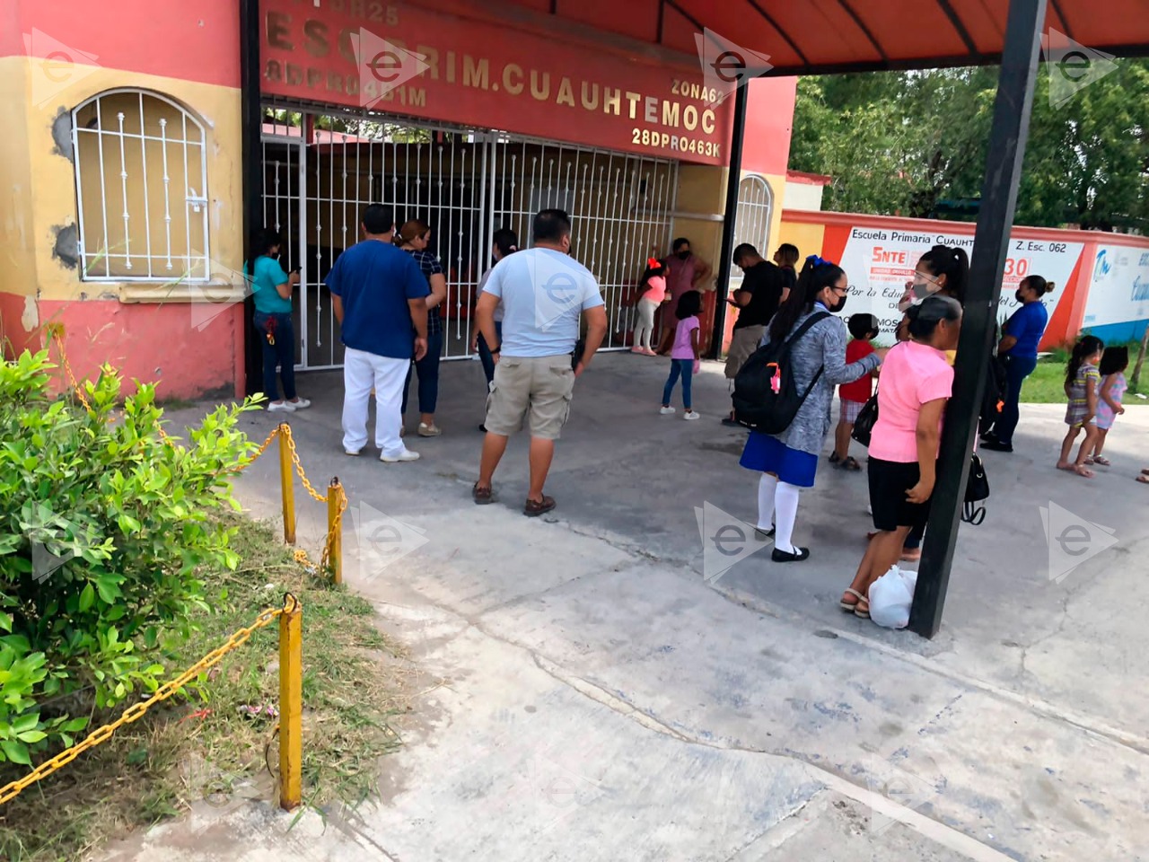 Piden correr a albañiles de primaria