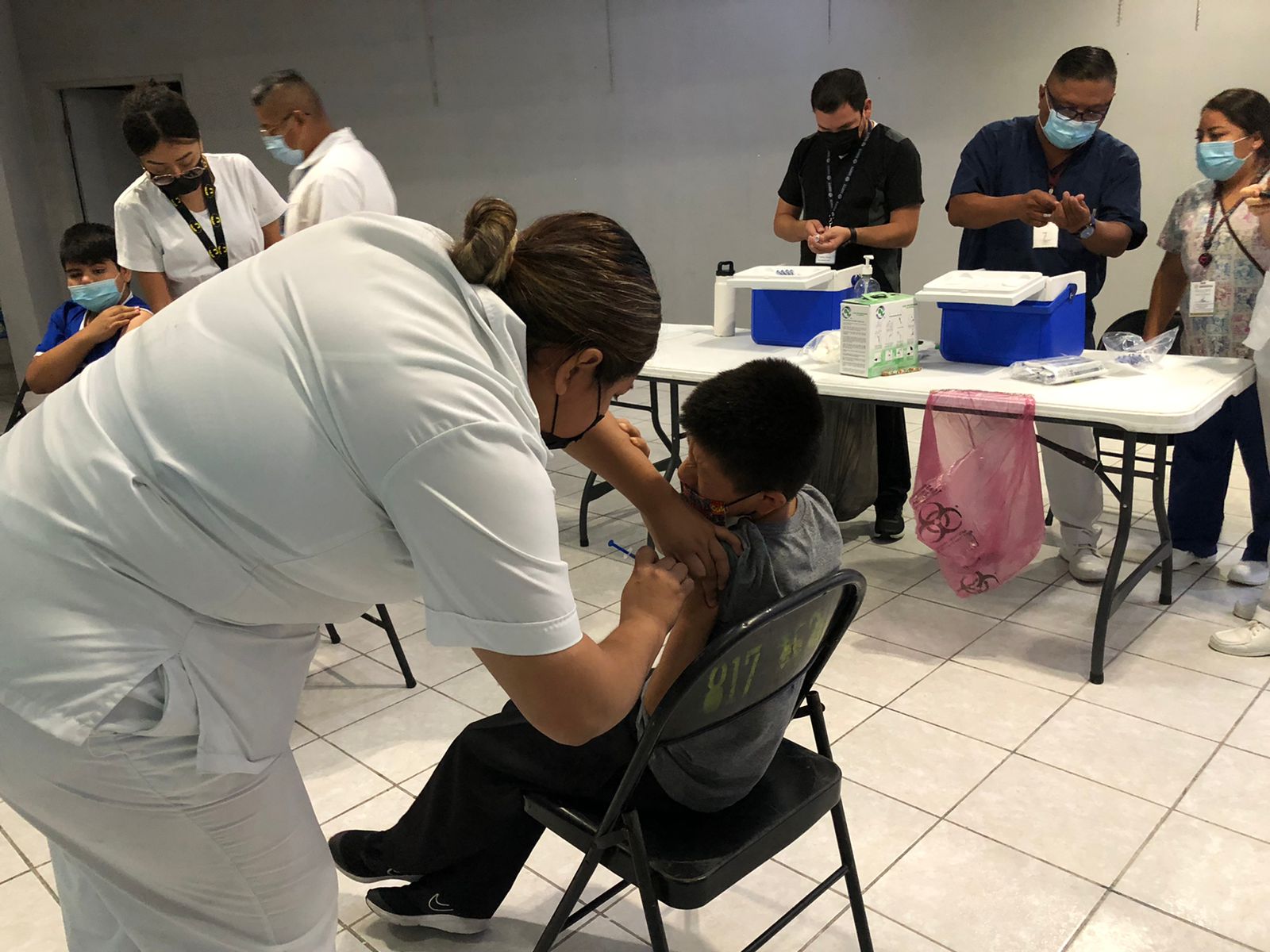 Pese a lluvia, padres llevan a sus hijos a vacunar