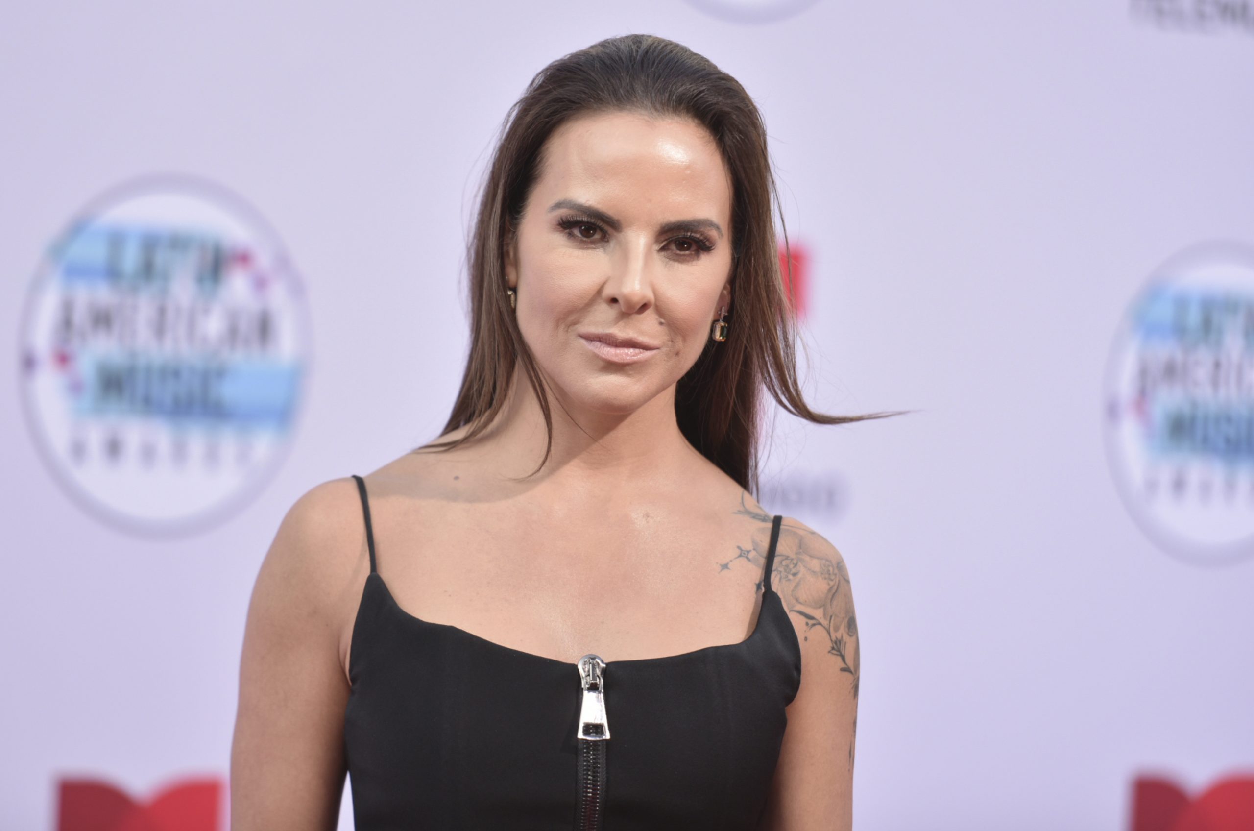 Dan amparo a Kate del Castillo