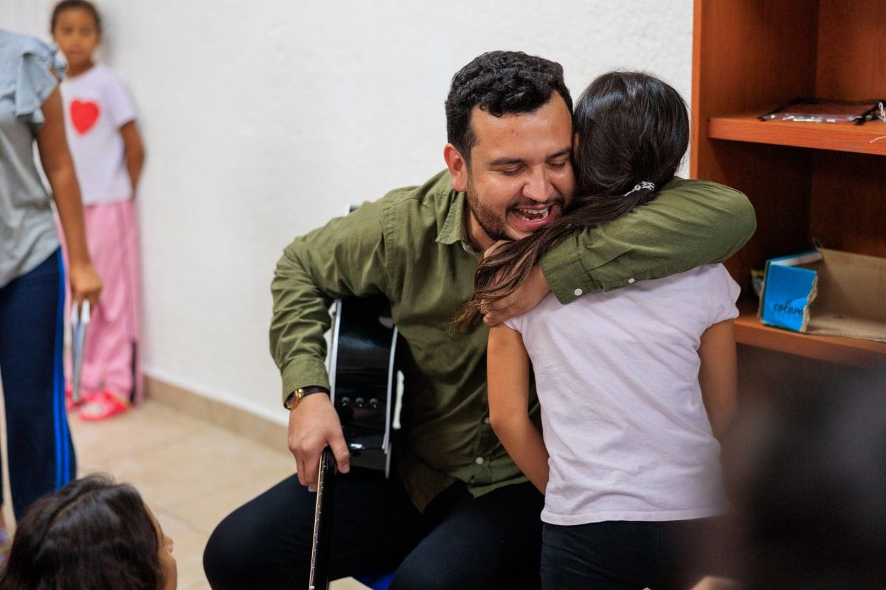 Edén Muñoz canta a niños del dif