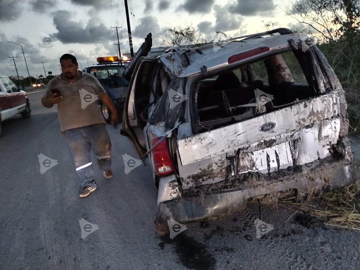 Cae camioneta a canal; niña queda grave