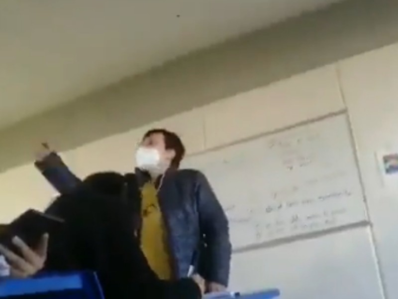 Maestra insulta a alumnos