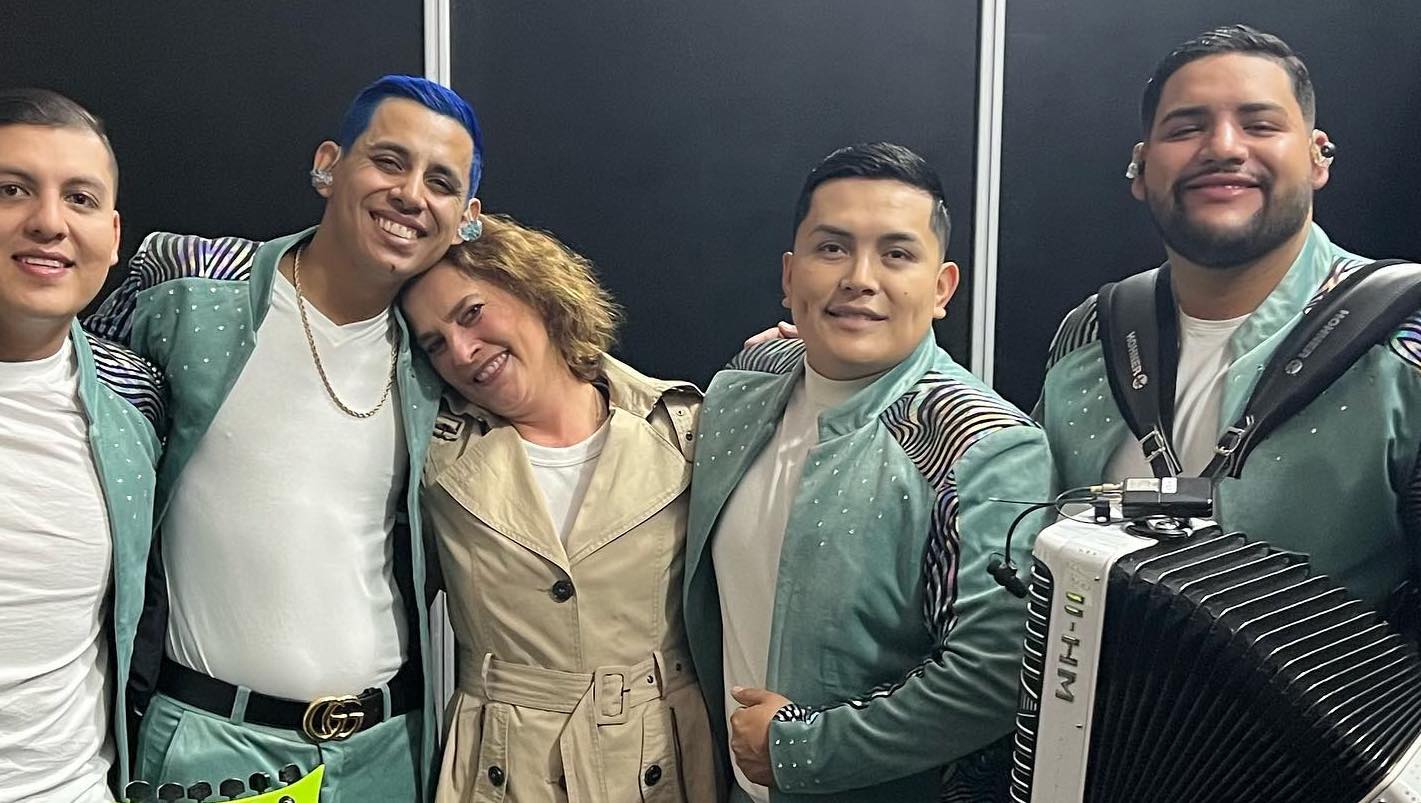 Beatriz Gutiérrez junto a grupo Firme