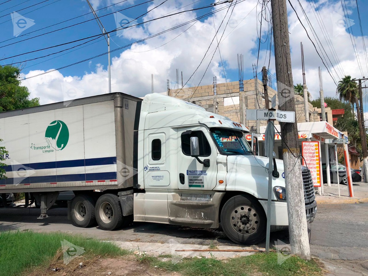 Camión se lleva cable y deja sin luz la zona centro