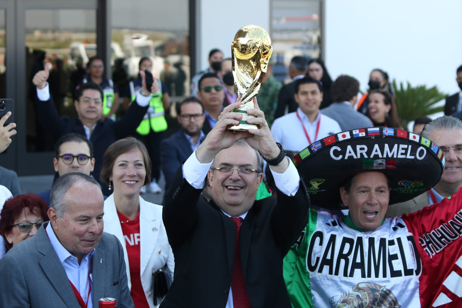 ¡Llega la Copa del Mundo a México!; Marcelo Ebrard logró levantarla 