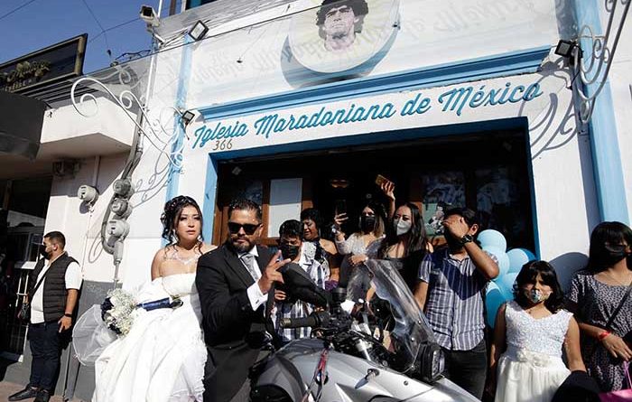 <strong>Celebran primer matrimonio en la iglesia de Maradona </strong>