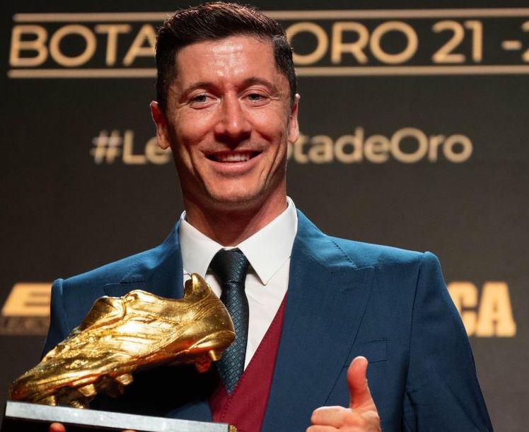 Robert Lewandowski recibe la bota de oro como máximo goleador