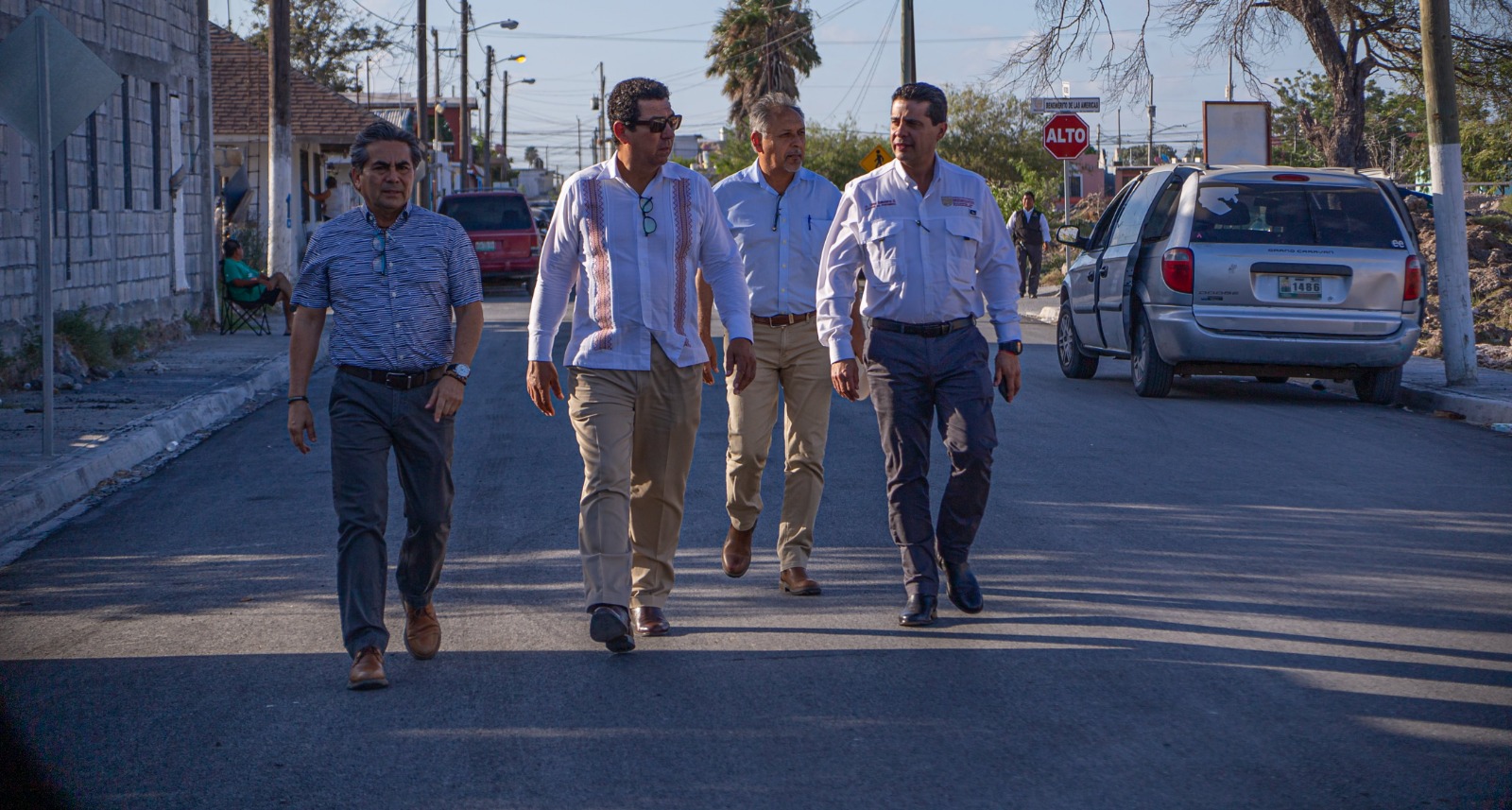 Pavimenta Gobierno de Matamoros acceso en colonia Las Américas; alcalde Mario López atestigua trabajos