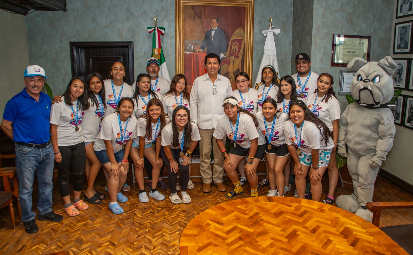 Felicita alcalde Mario López a equipo de softbol femenil del CBTIS 135, por ganar campeonato nacional