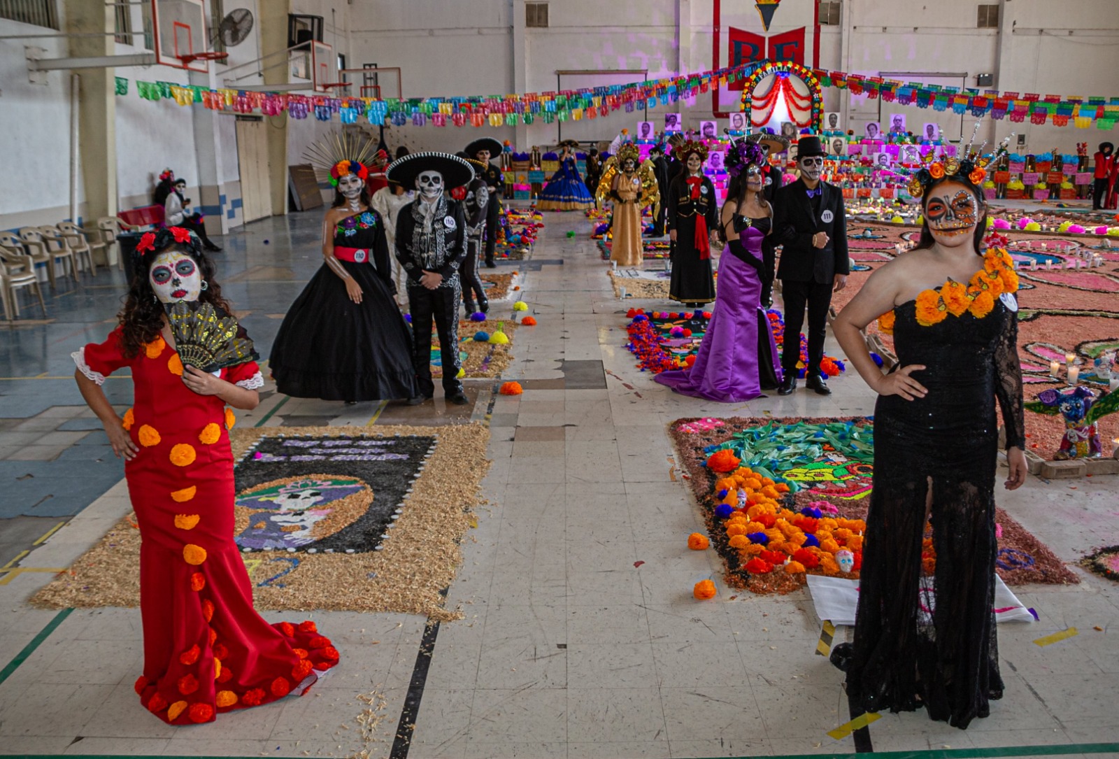 Con monumental tapete y altar de muertos, participa prepa “Ricardo Flores Magón” en Festival de la Huesuda 2023