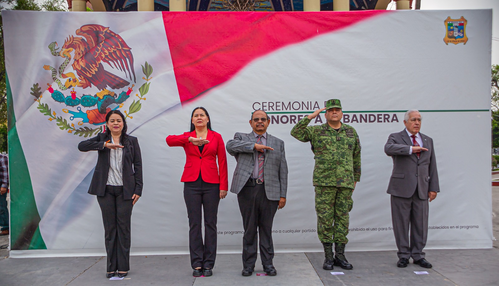 Participan servidores públicos en ceremonia de honores a la Bandera