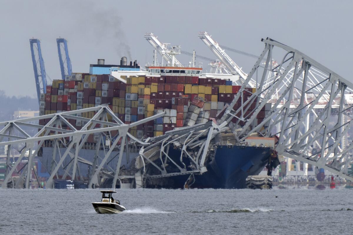 Un barco choca contra el mayor puente de Baltimore y lo derrumba mientras estaba abierto al tráfico