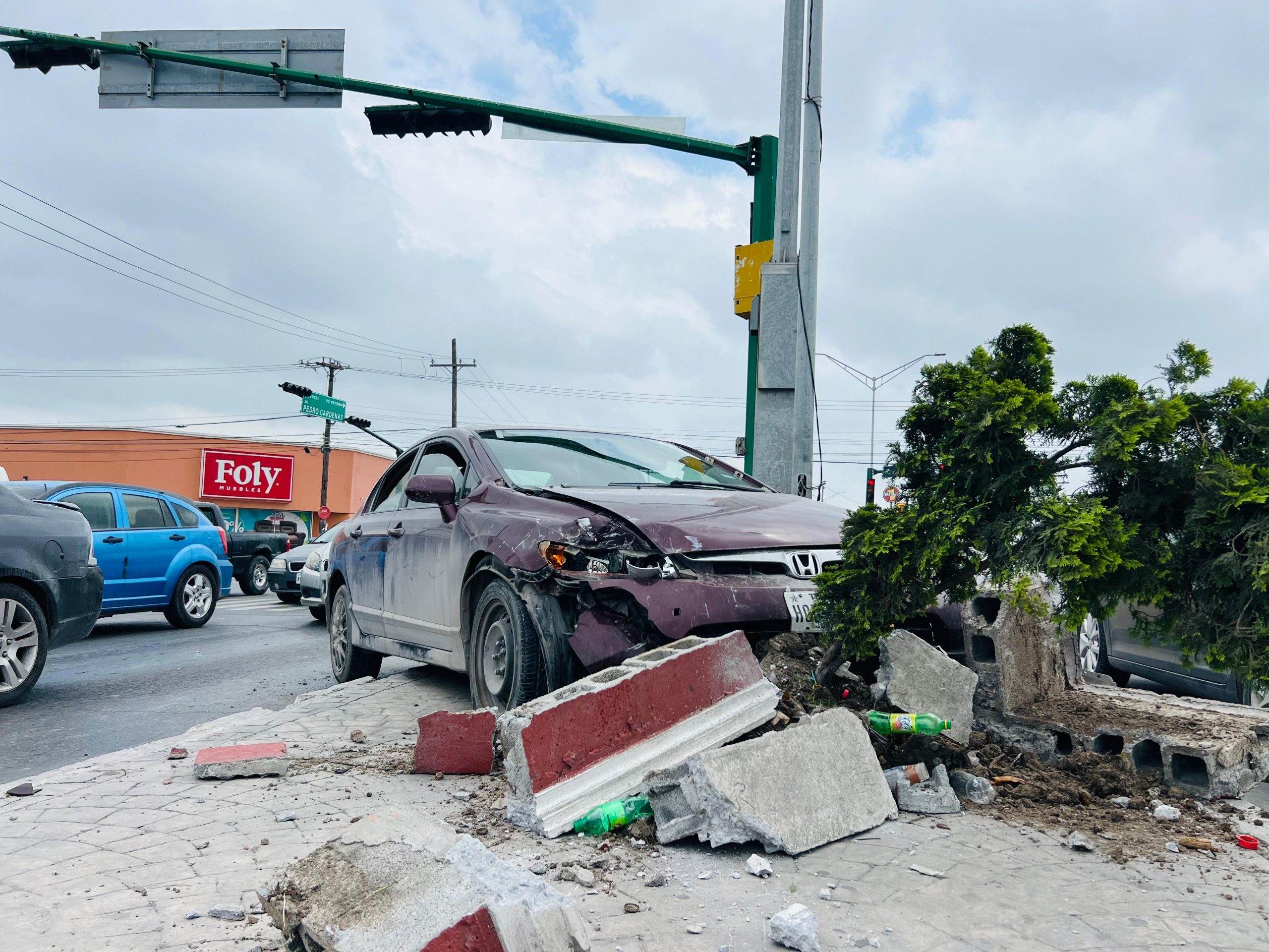 CONDUCTORA PASA EN ROJO, CHOCA S TAXI Y SE ENCARAMA EN CAMELLÓN DESTRUYENDO MACETERO EN LA PEDRO CÁRDENAS