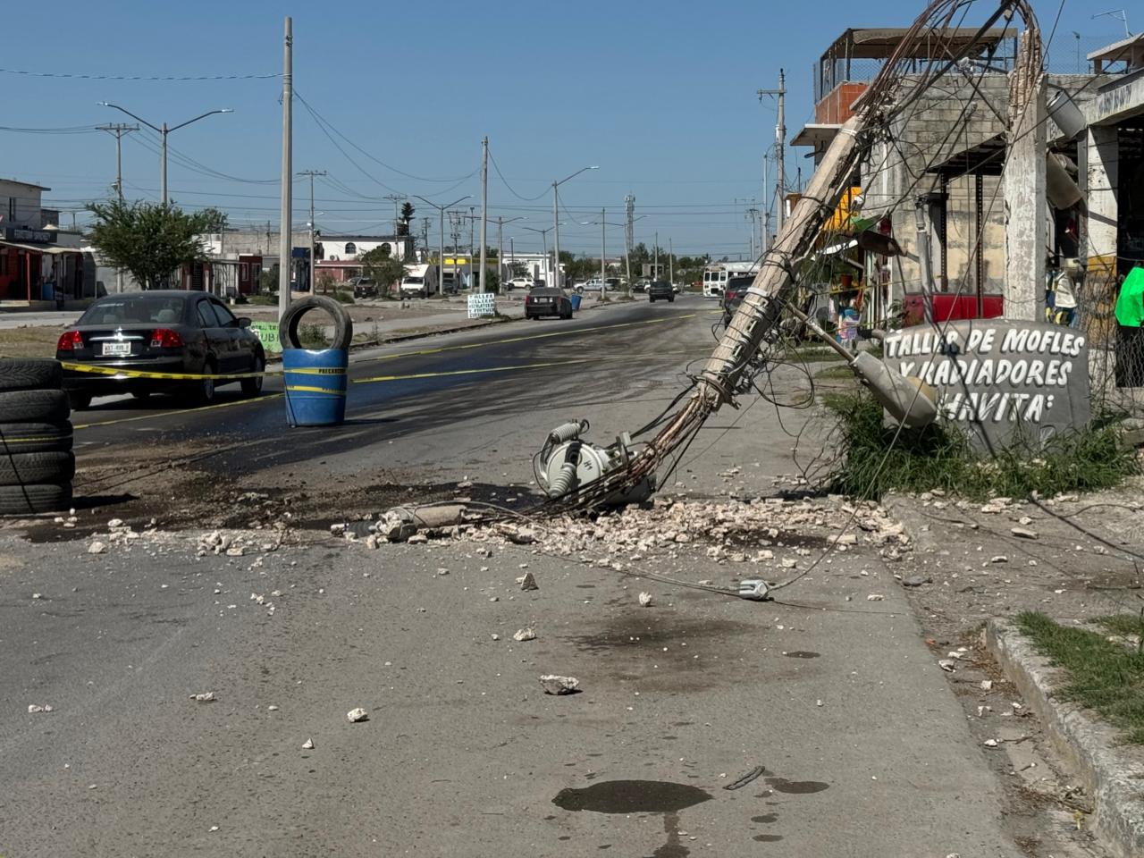 PRECAUCIÓN: CAE POSTE DE LA CFE CON TODO Y TRANSFORMADOR EN AVENIDAOCÉANO PACÍFICO