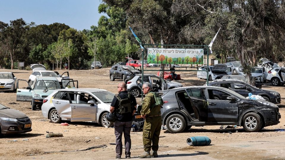 Con gritos y arrojando pintura, familiares de rehenes de Hamás irrumpen el parlamento de Israel