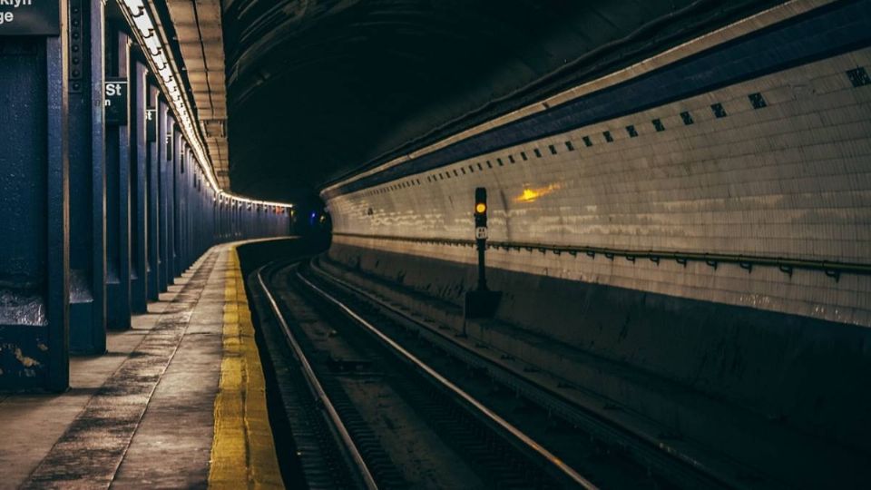 Lo empujan a las vías del Metro tras robarle el celular y darle una golpiza