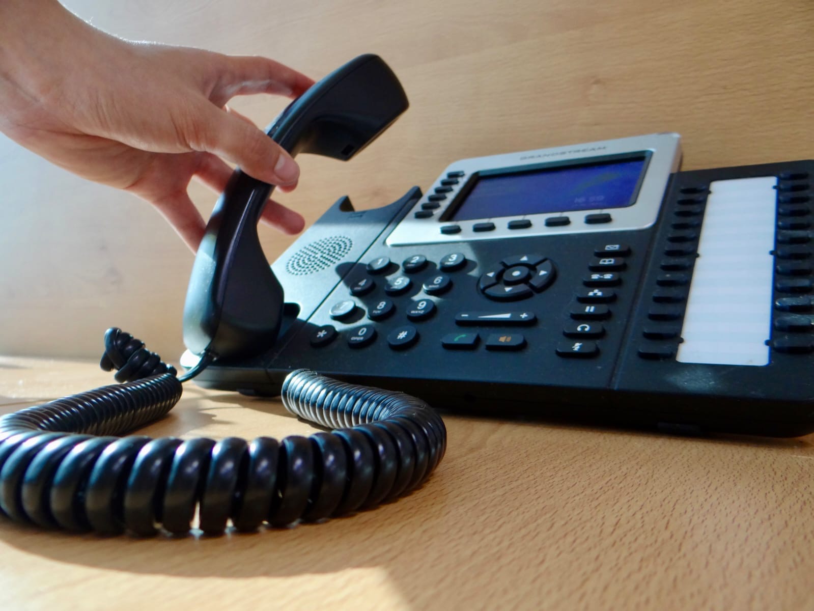 Exhorta Contraloría Gubernamental a no ser víctima de extorsiones telefónicas
