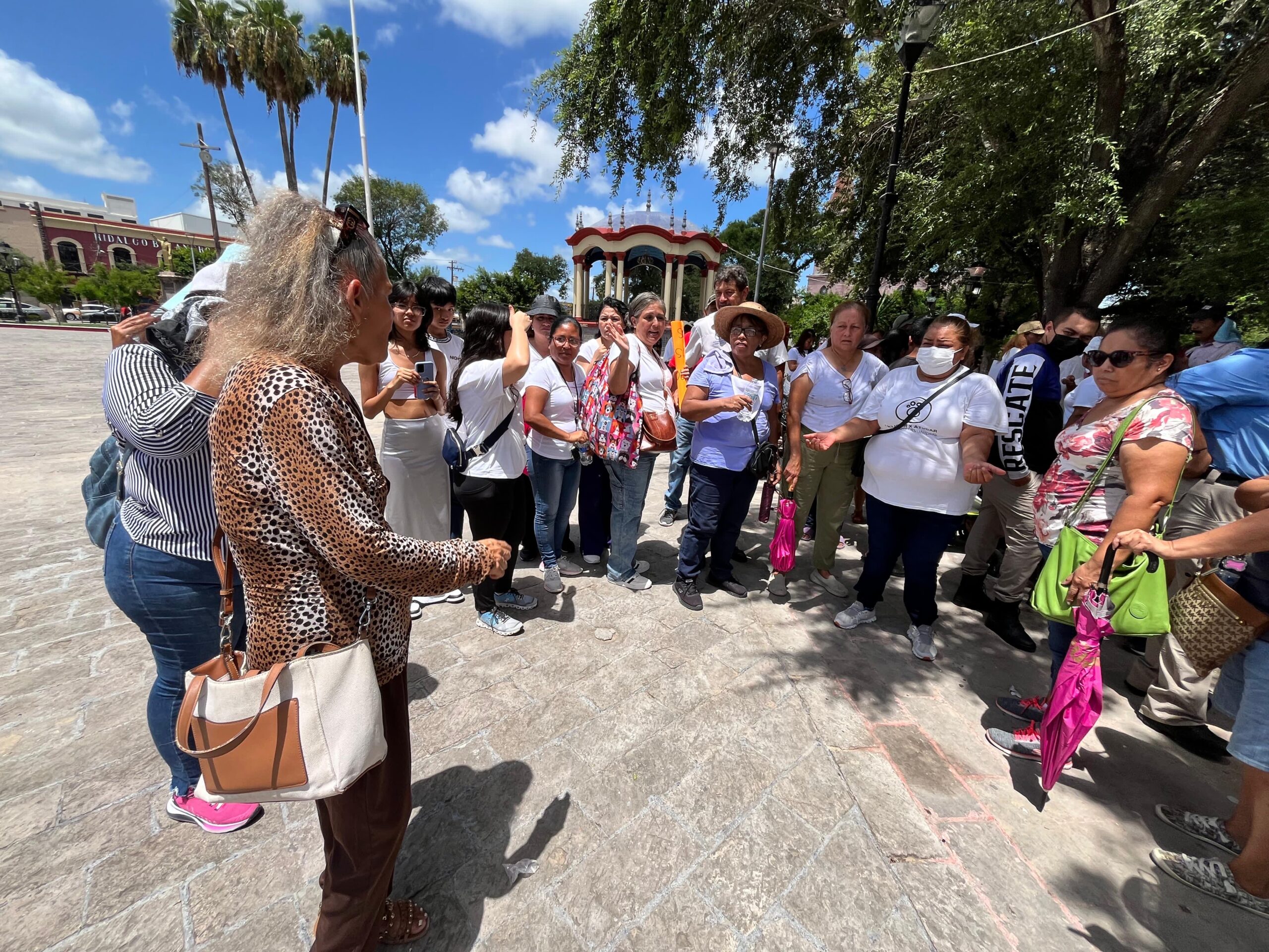 Animalistas agreden a reportera