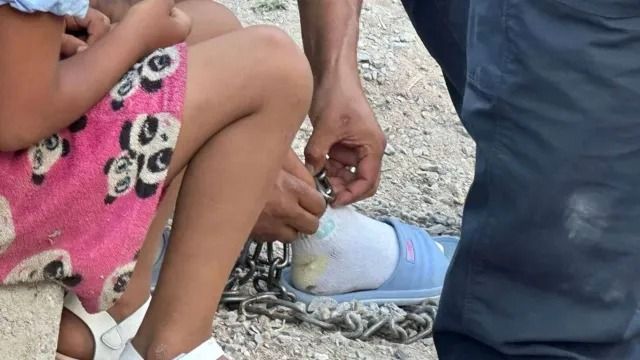 Encadenan a dos niñas, de 7 y 9 años, al exterior de su casa en Ciudad Juárez