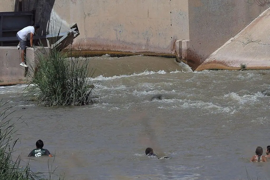 Salvan a un récord de 54 migrantes en el río Bravo en un operativo México-EUA