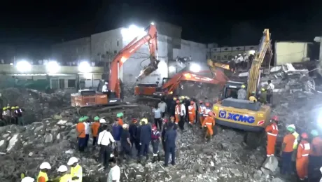 Siete personas muertas tras derrumbe de edificio 