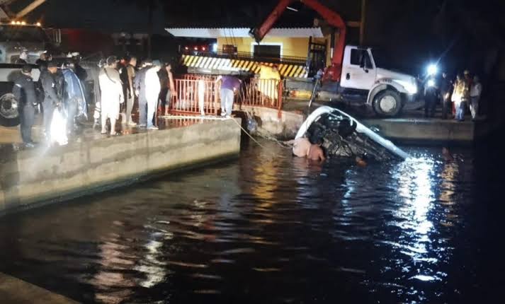 Tragedia en Veracruz: Se ahogan 7 jóvenes al caer su auto en el Río Calzadas