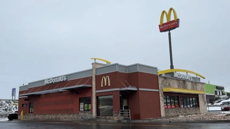 Dos menores son baleados en un McDonald’s