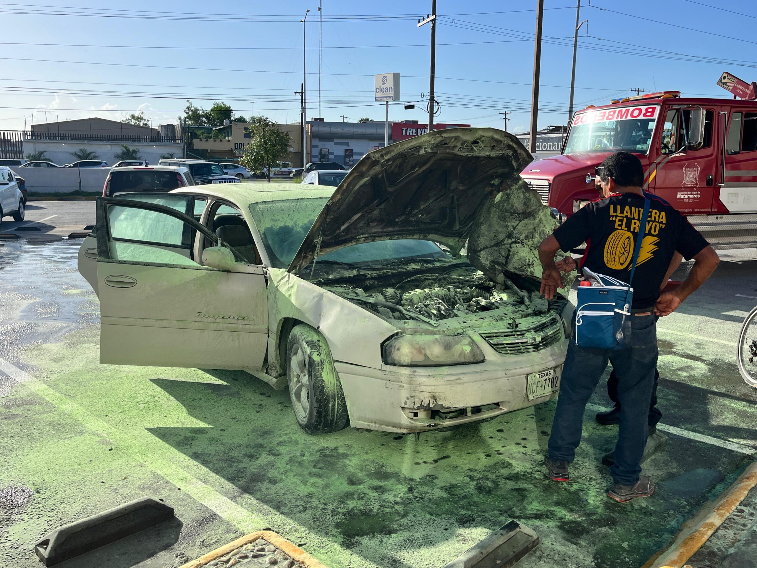 Valientes despachadores de gasolinera evitan tragedia tras sofocar incendio de automóvil