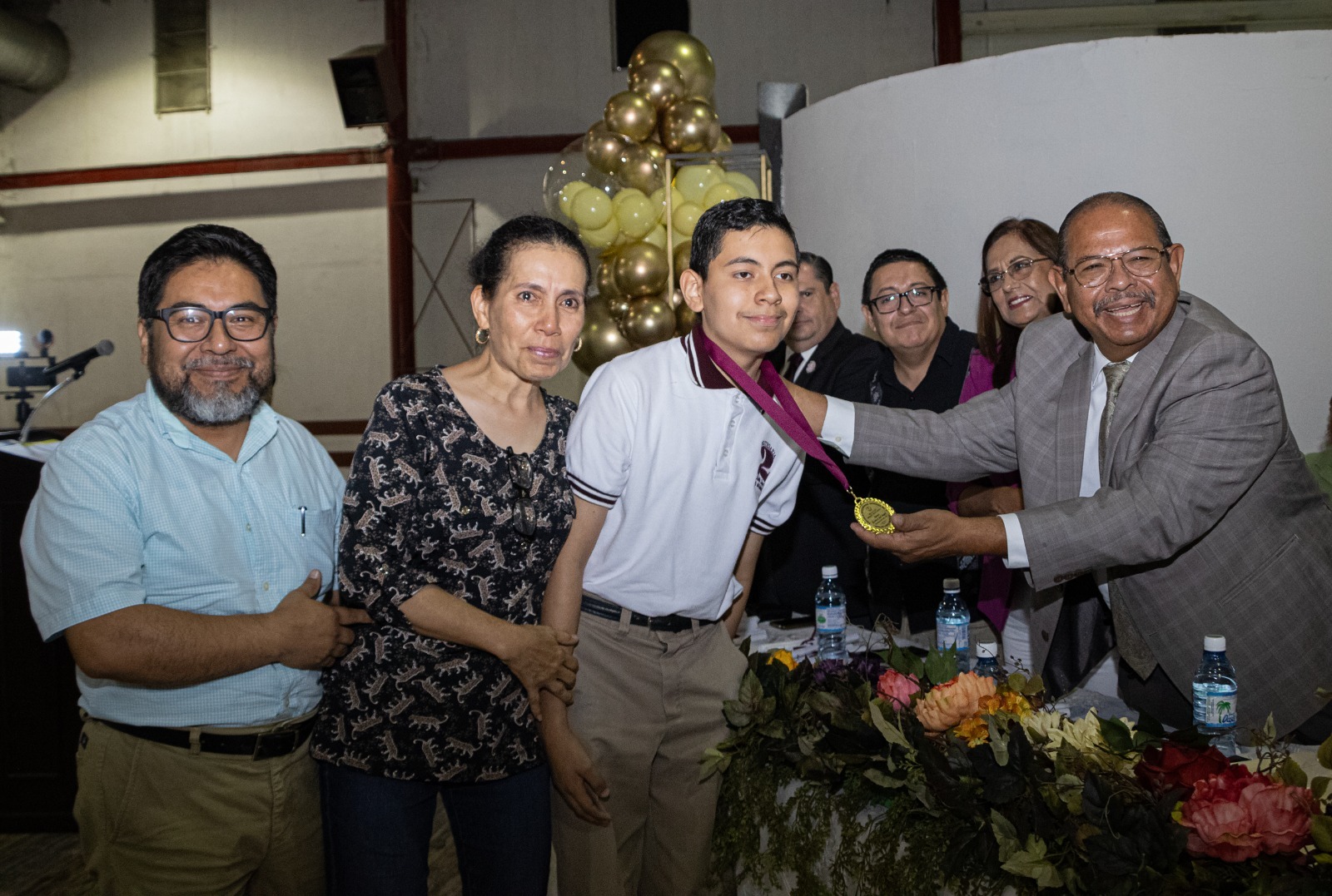 Felicita Alcalde de Matamoros a directivos y a graduados de Secundaria General # 2