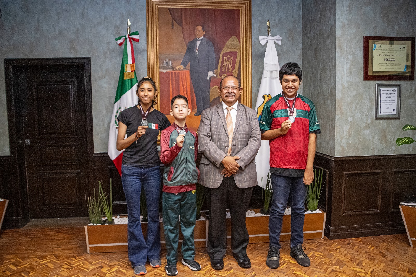 Impone Alcalde Dr. Rubén Sauceda medallas a destacados deportistas matamorenses