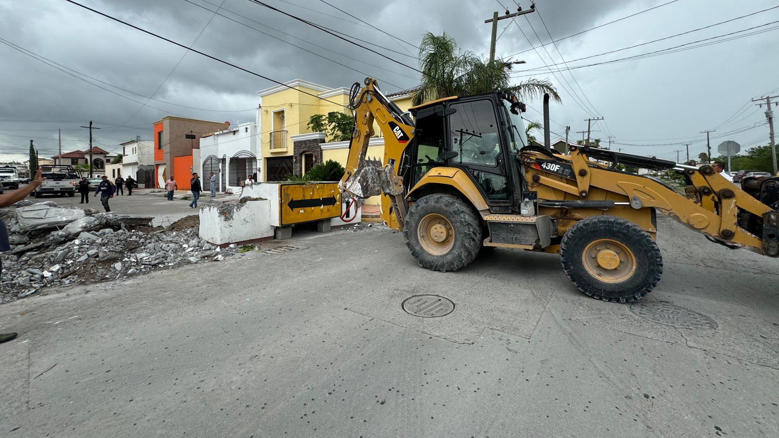 Vecinos del fraccionamiento Victoria inconformes por el derribo de maceteros