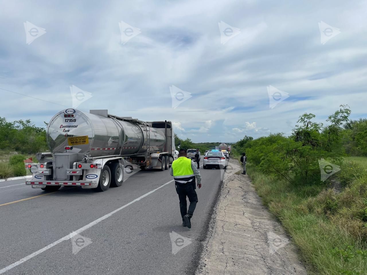 Vuelca pipa cargada de gasolina en libramiento de San Fernando 