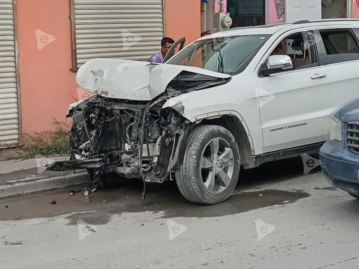 Mujer choca con portón de casa en Las Brisas y huye