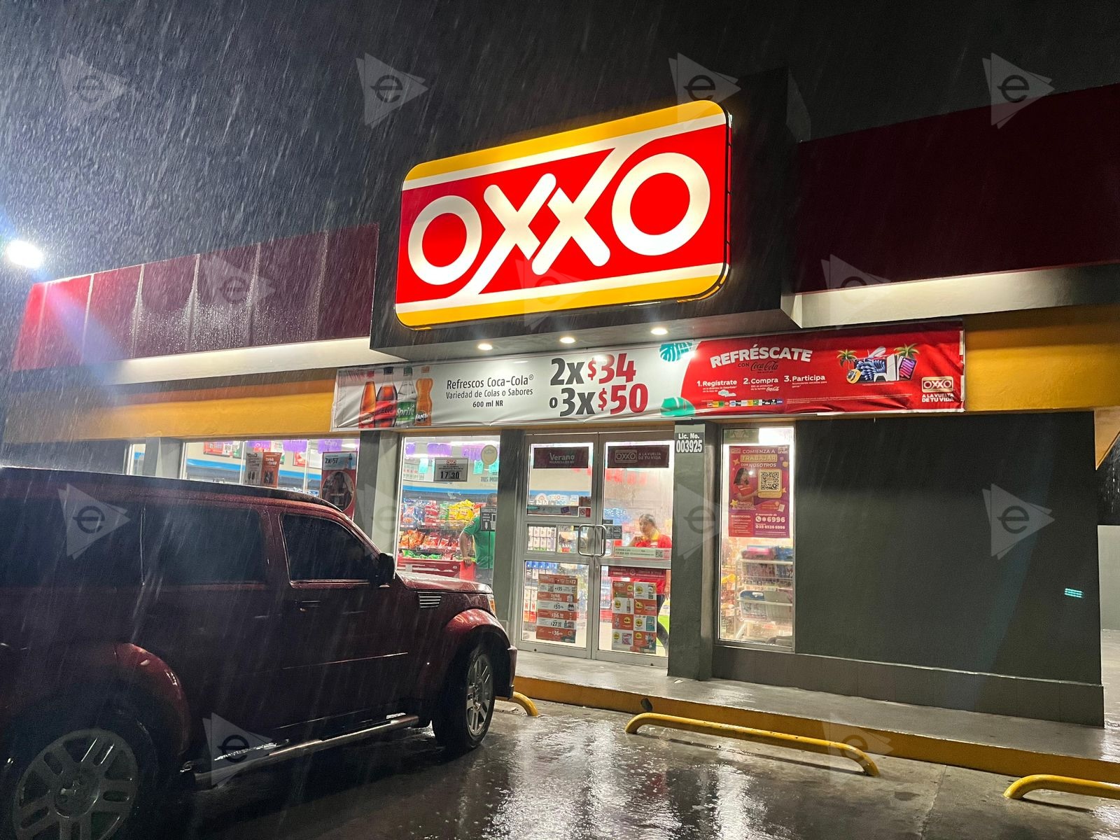 Asaltan Oxxo en plena lluvia 