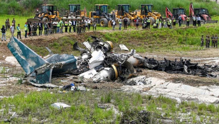Un avión se sale de la pista y se estrella en Nepal y deja 18 muertos y un sobreviviente