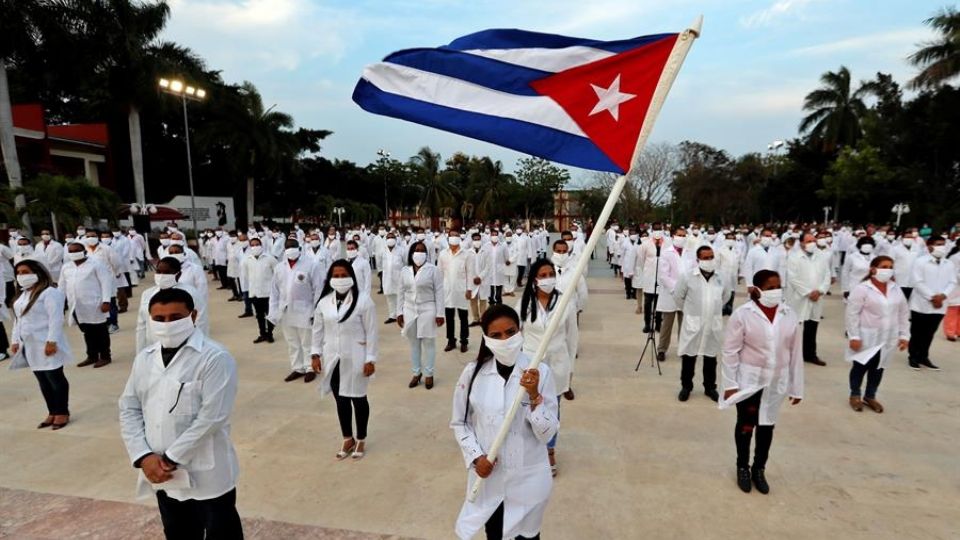 México firma convenio con Cuba para contratar a 2 mil 700 médicos más