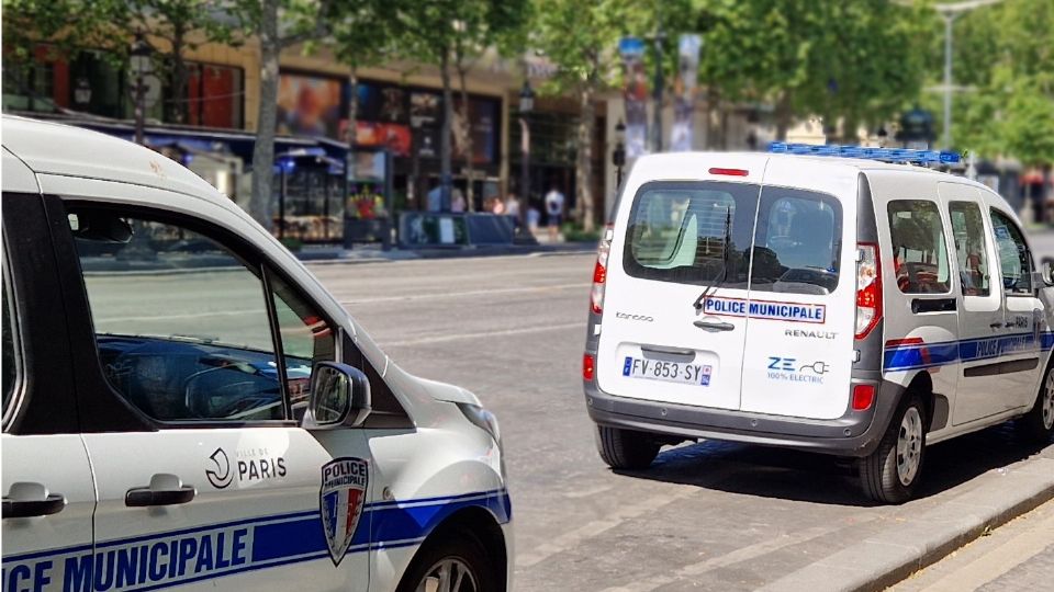 Un hombre arroja a sus hijos de dos y cinco años por la ventana y después se arroja él mismo en París