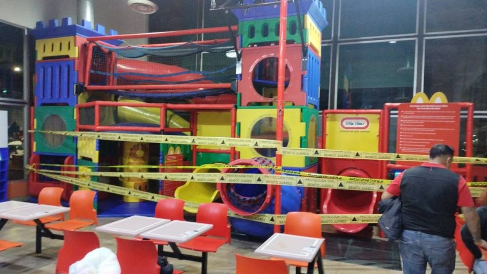 Colapsa juego infantil en restaurante; 7 niños resultan lesionados