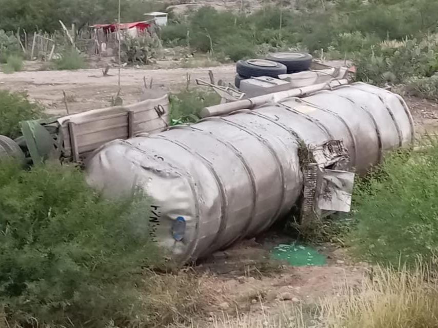 Vuelca pipa y pobladores ordeñan diésel 