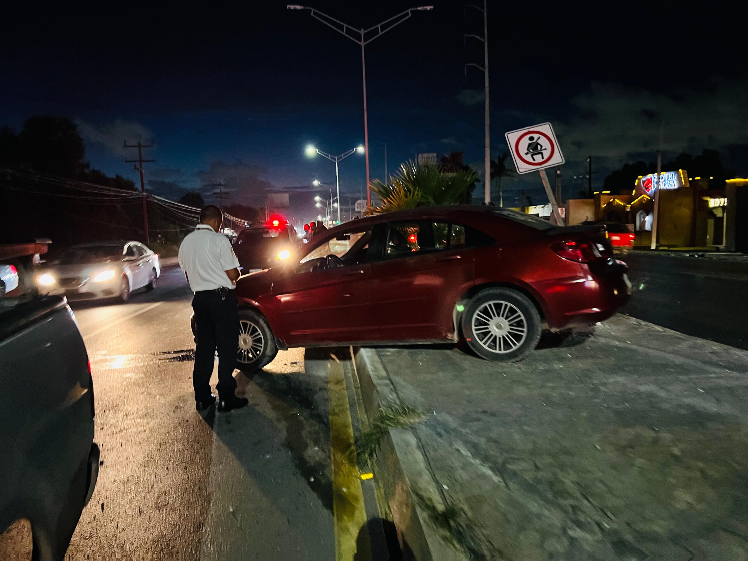 Joven se trepa al camellón; asegura que se le atravesó a motociclista