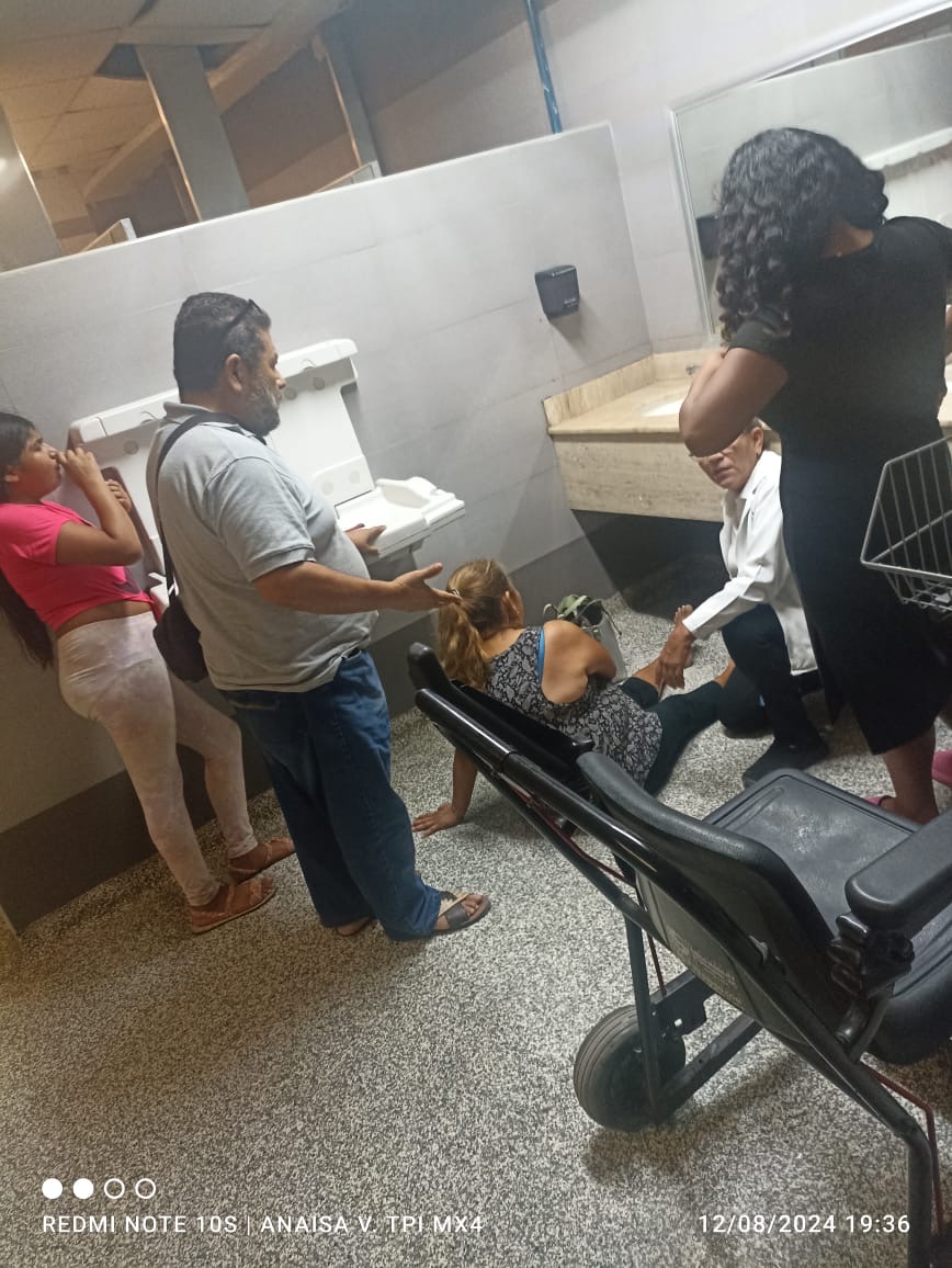 Mujer se resbala en los baños de Plaza Laguneta y se lesiona