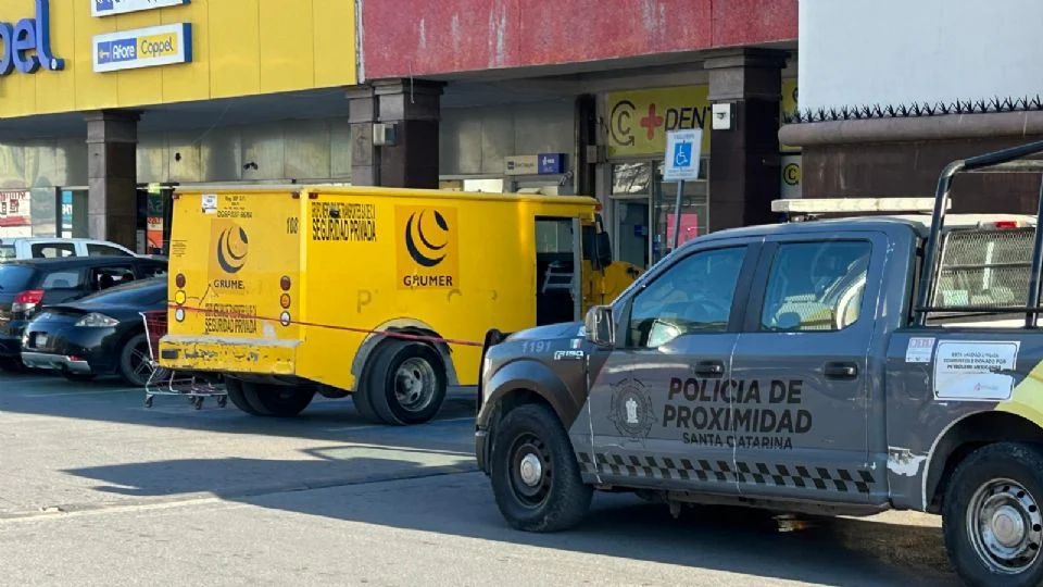 Roban 3.5 mdp de un camión de valores en supermercado de Santa Catarina