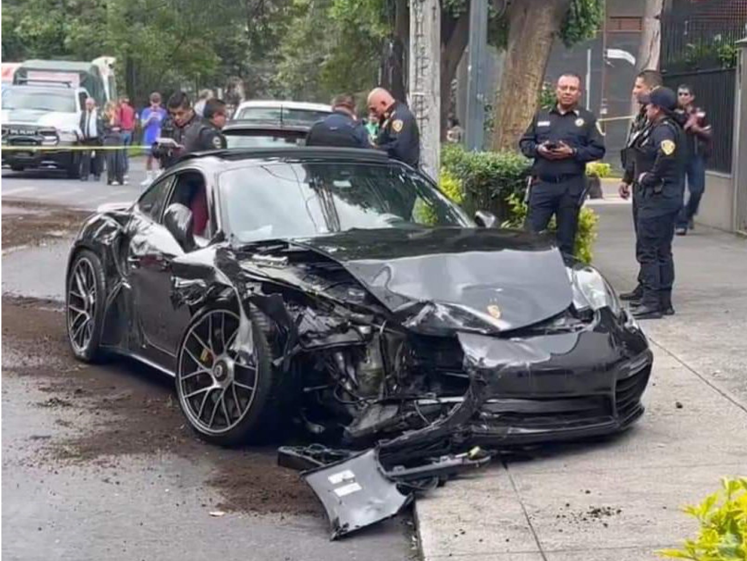 Porsche choca y vuelca camioneta en Polanco; conductor huye