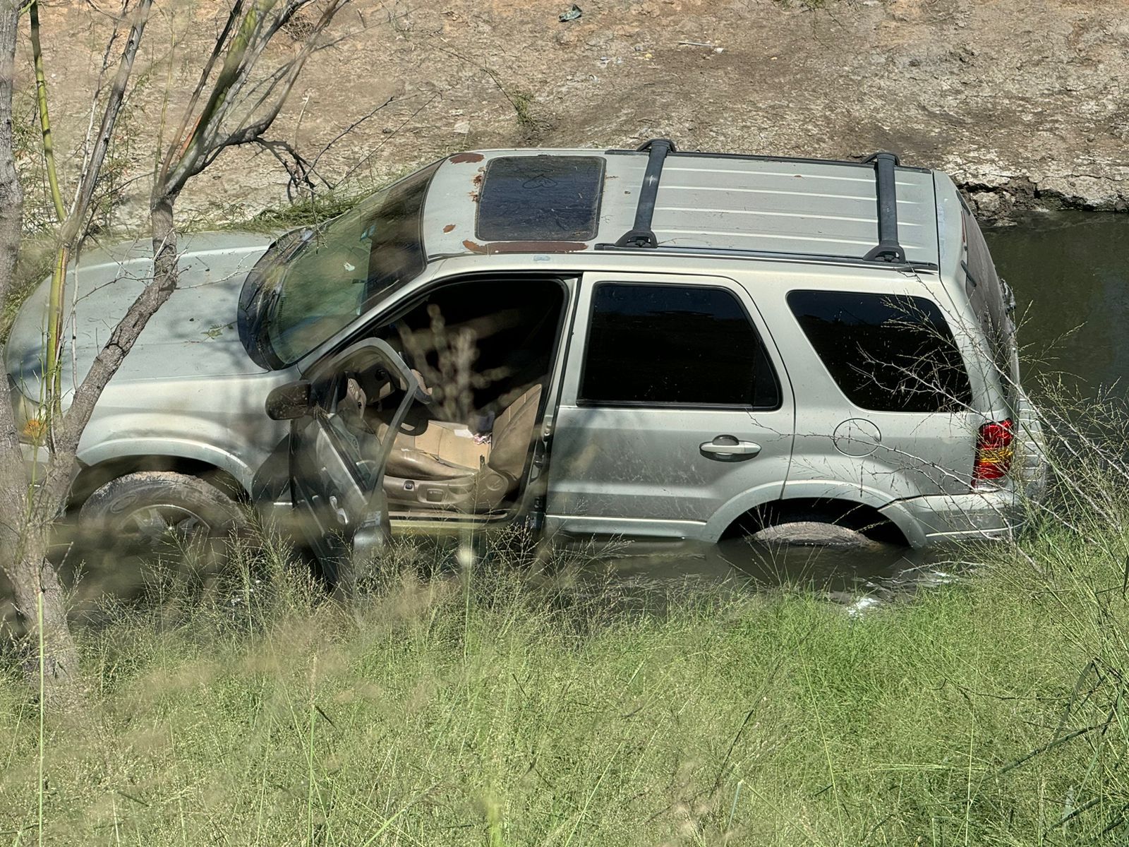 Cae mujer a canal; la hayan con vida horas después