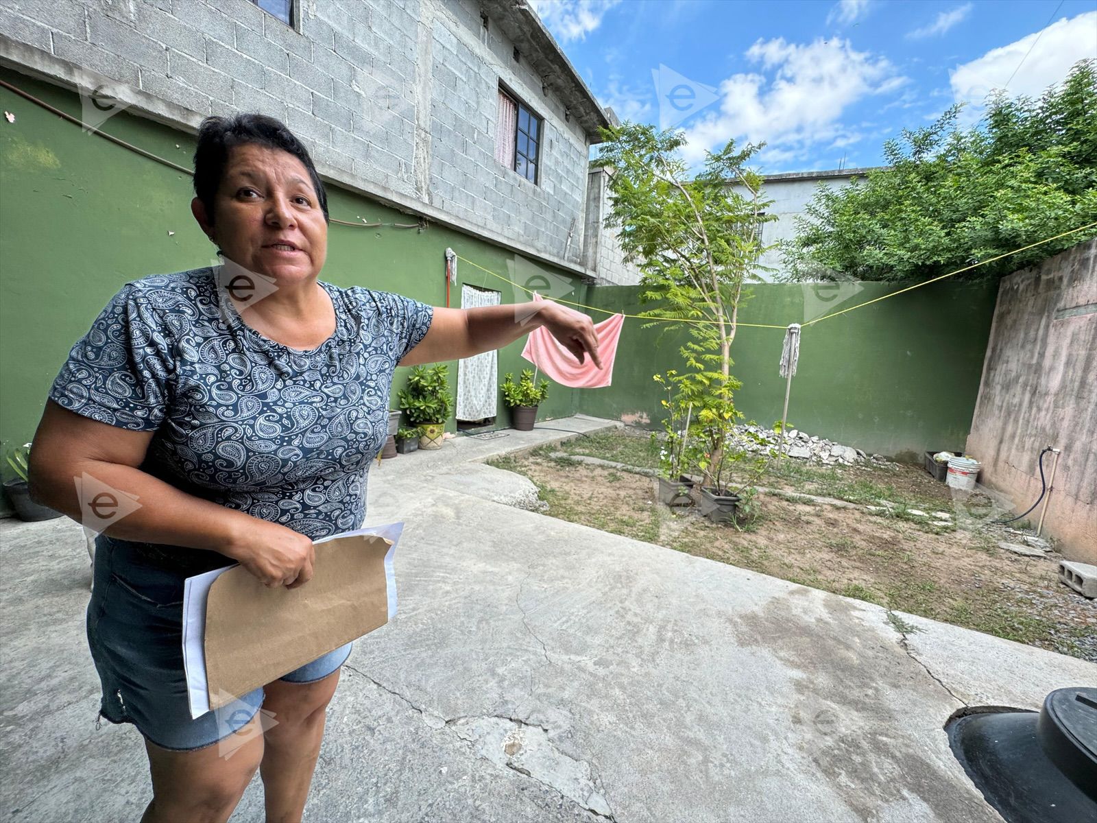 Mujer denuncia a sus vecinos